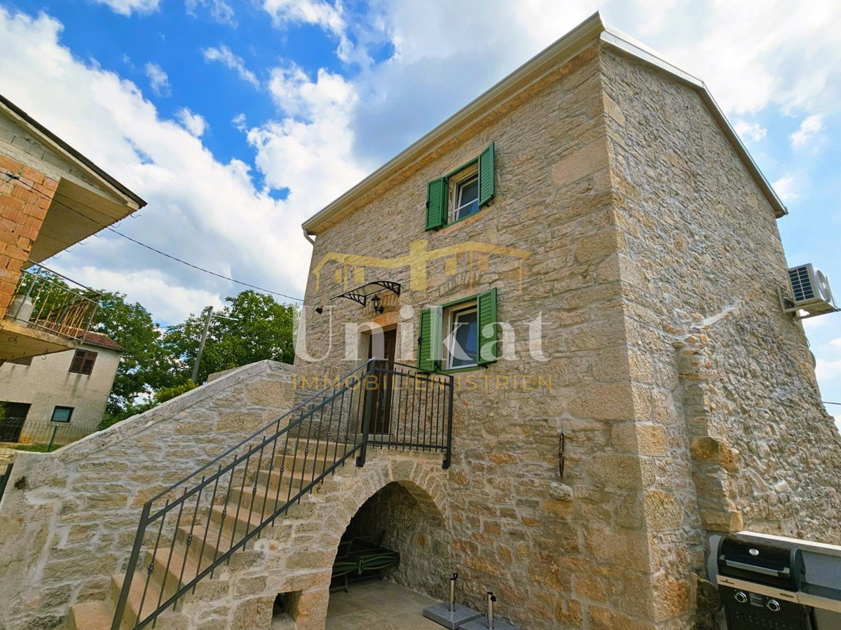 Casa in pietra ristrutturata con piscina e casetta benessere